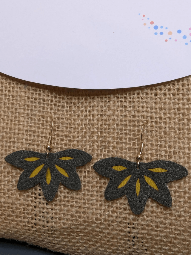 boucles d'oreilles en forme de fleur avec du cuir kaki et avec du tissus jaune en transparence, des perles naturelle, le fermoir est doré. 