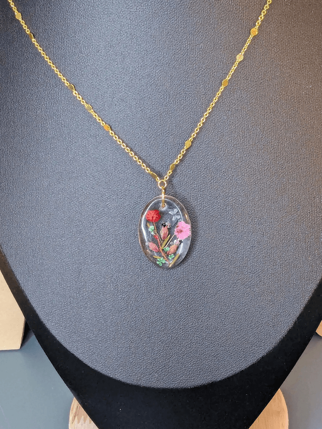 Collier avec pendentif en résine et fleurs séchés