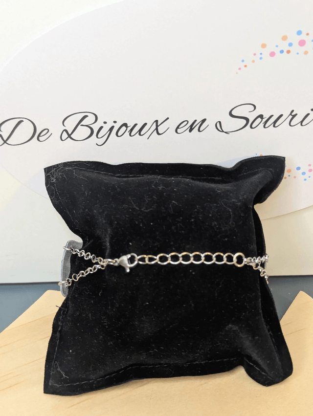 Bracelet manchette en cuir bleu lisse, avec du tissus enduit blanc (résistant), une chaine couleur argent. Le fermoir est de couleur argent.