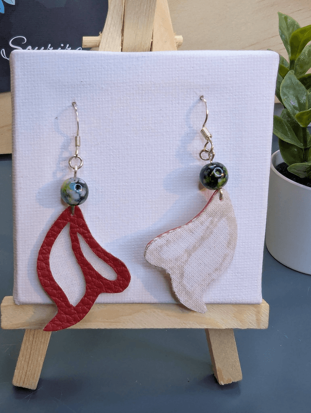 Boucles d'oreilles ailes de papillon rouge en similicuir. 