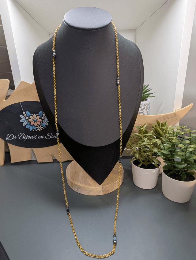 Collier long avec de la chaine couleur or, intercalé de perles d'hématite noir et de perles colorés en verre. 