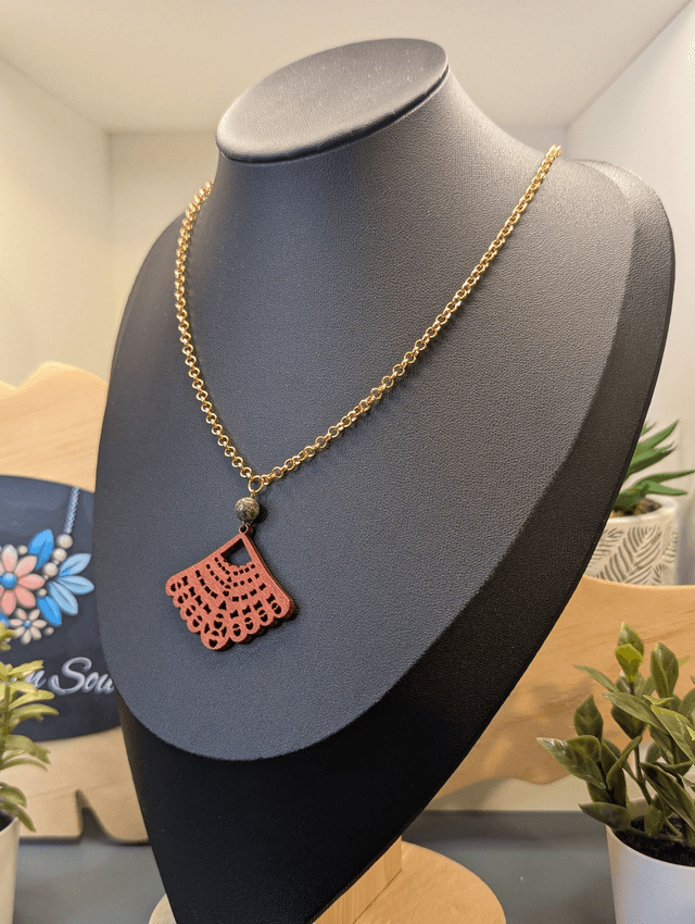  Collier court avec chaine de couleur or, pendentif en bois rouge et perle naturelle.