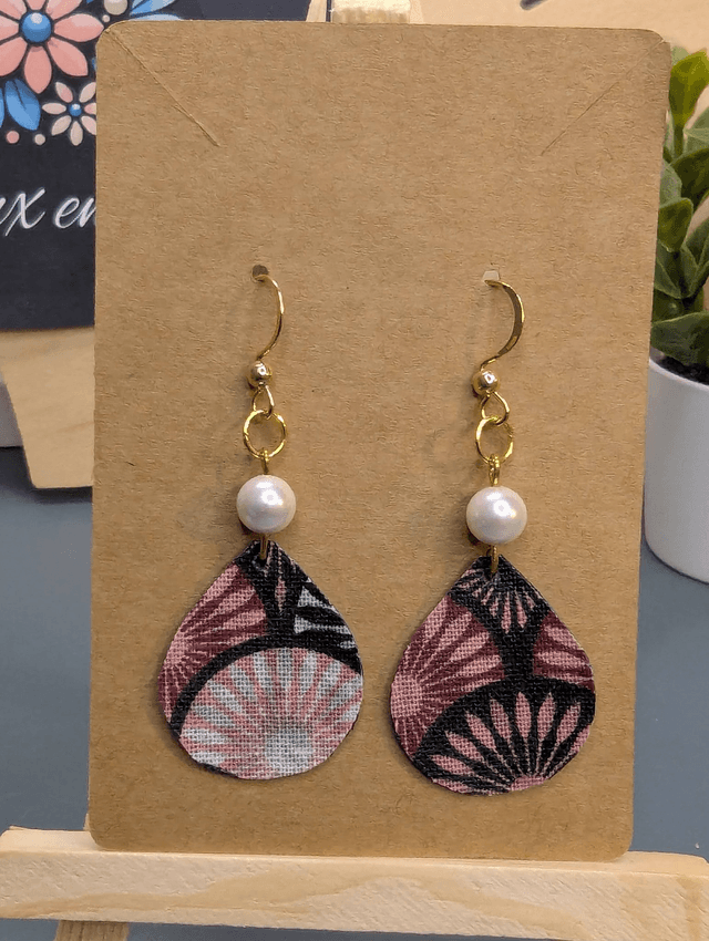 Boucles d'oreilles en forme de goutte en cuir et tissus enduit avec perles de coquillage. 