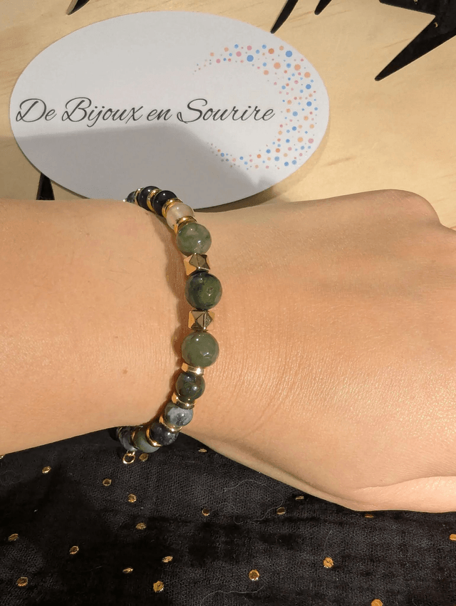 Bracelet en perles d'agate mousse et indienne, avec des perles d'espacement de couleur or, le fermoir et la chaine fermoir sont en argent. 