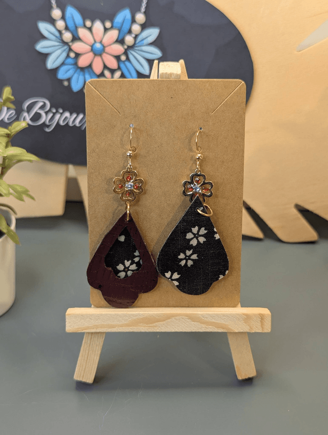 Boucles d'oreilles tombante en cuir rouge et tissus enduit marron.