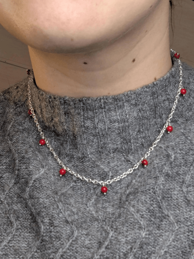 collier court chaine en argent fine et des perles naturelles de turquoise  de couleur rouge, la chaine fermoir est en argent. 