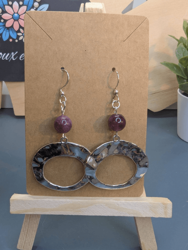 Boucle d'oreilles avec perles naturelle et anneau argenté.