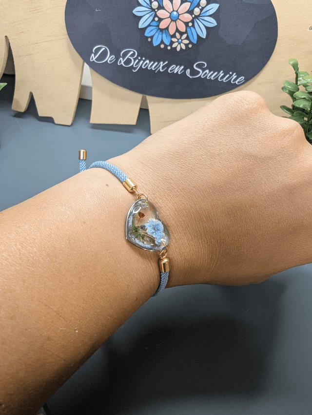Bracelet corde ajustable bleu ciel et cœur en résine.