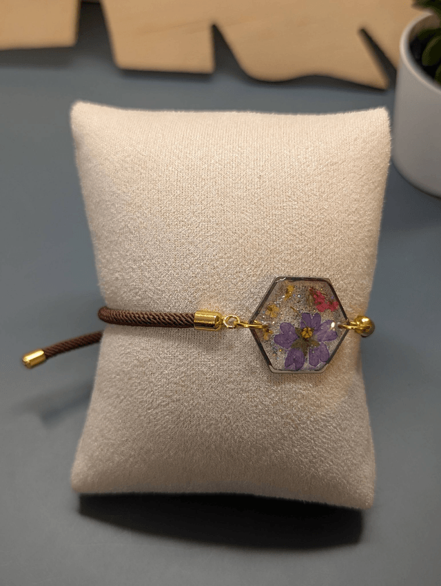 Bracelet corde ajustable marron et hexagone en résine.