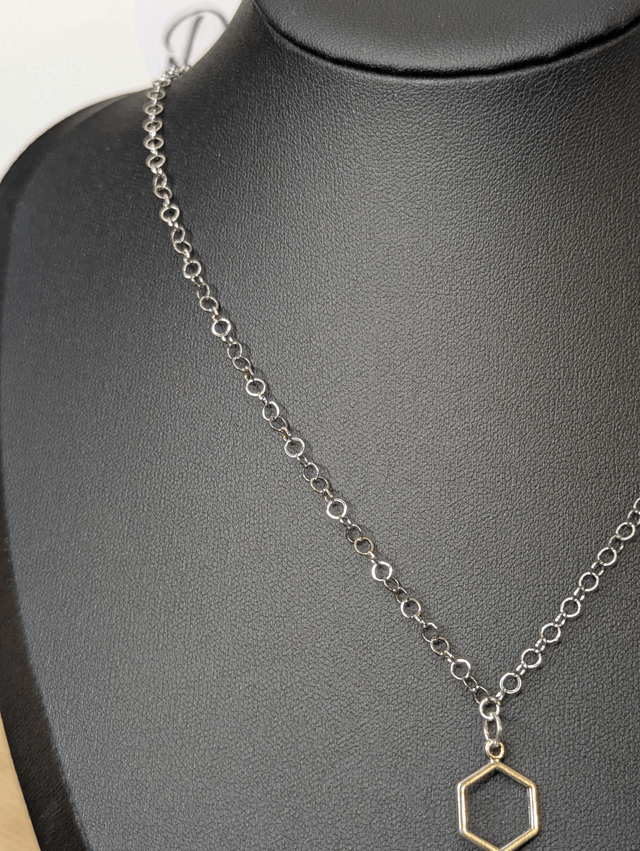 Collier mi long avec chaine couleur argent et pendentif en résine jaune et blanc, pendentif métal argenté. 