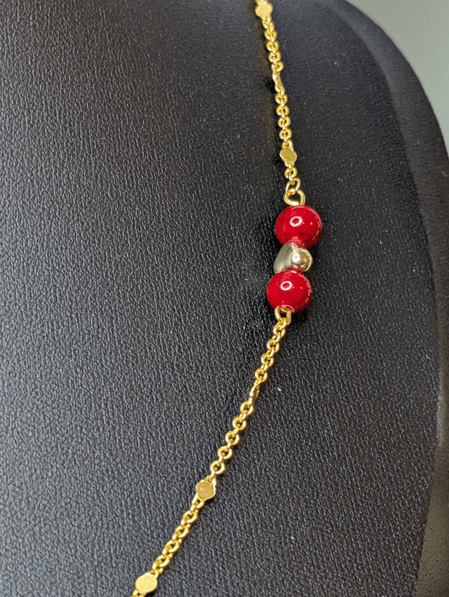 Collier long, sautoir, chaine couleur or avec pendentif cuir et tissus enduit rond et cœur, perles naturelles.