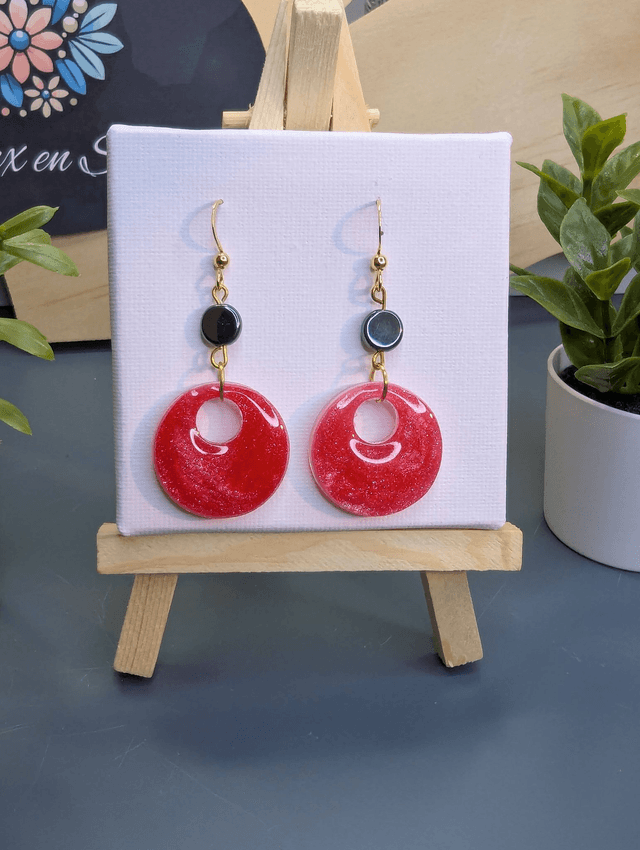 Boucles d'oreilles ronde en résine UV rose et hématite. 