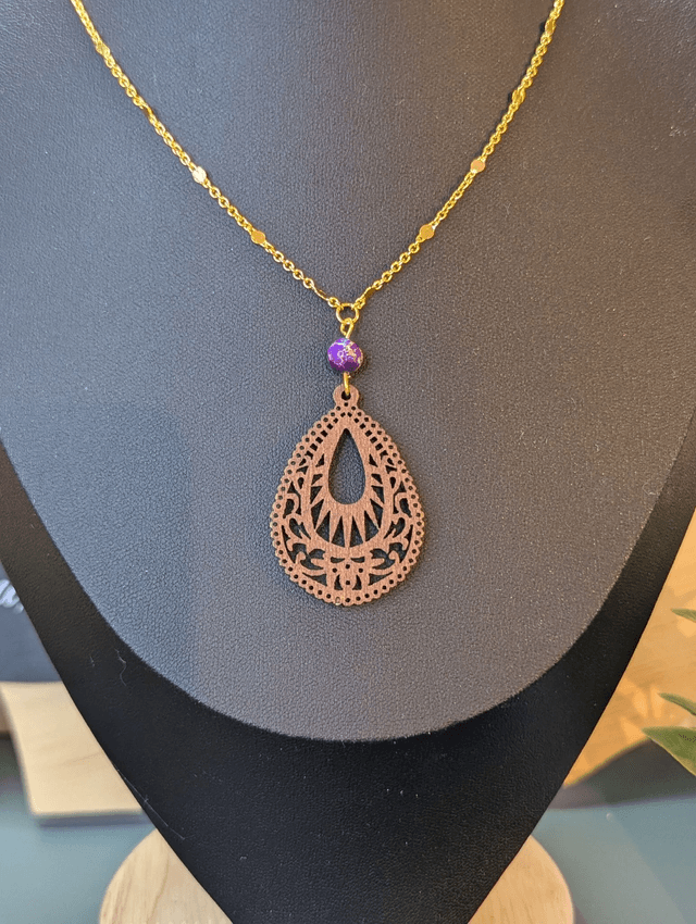 Collier court avec chaine de couleur or, pendentif en bois et perle naturelle. 