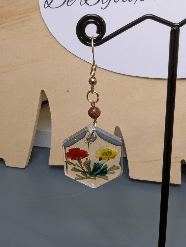 Boucles d'oreilles avec un pendentif hexagonale en résine avec des fleurs séchés, des perle naturelle rose et un fermoir en or rosé,