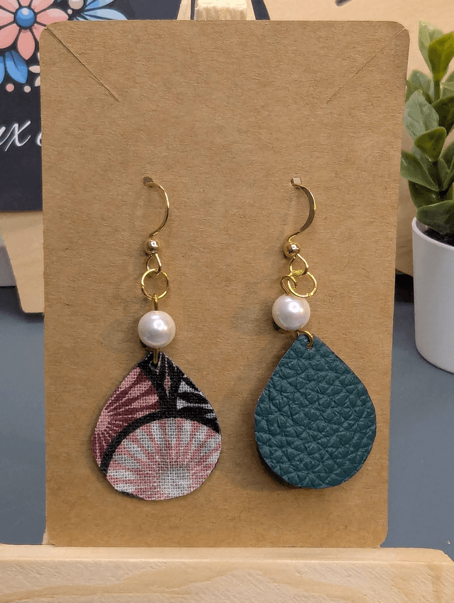 Boucles d'oreilles en forme de goutte en cuir et tissus enduit avec perles de coquillage. 