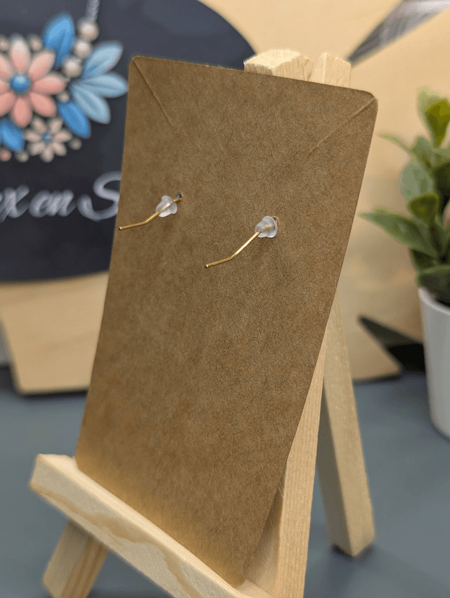 Petites boucle d'oreilles pendante  en cuir et tissus enduit avec un pendentif noir. 