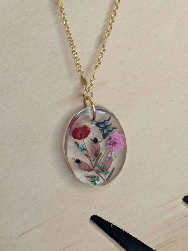 Collier avec pendentif en résine et fleurs séchés