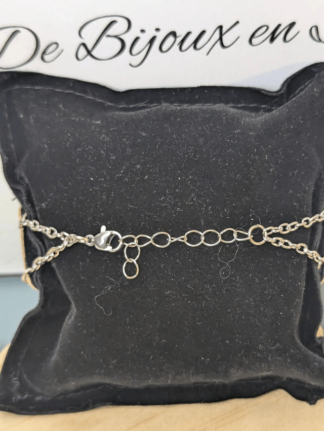 Bracelet manchette en cuir jaune, avec du tissus enduit bleu sombre (résistant), avec une chaine en argent. Le fermoir est de couleur argent.