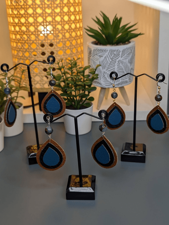 Boucles d'oreilles pendante similicuir marron, bleu et tissus enduit marron noir et bleu. Perles naturelles d'Everisonne bleu et marron.