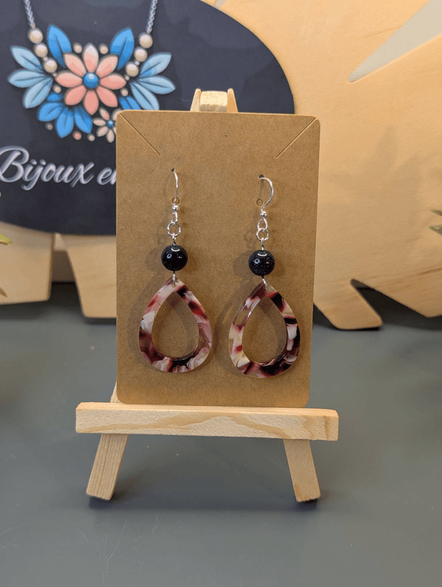 Boucles d'oreilles tombante avec perles naturelles et pendentif rose en résine.