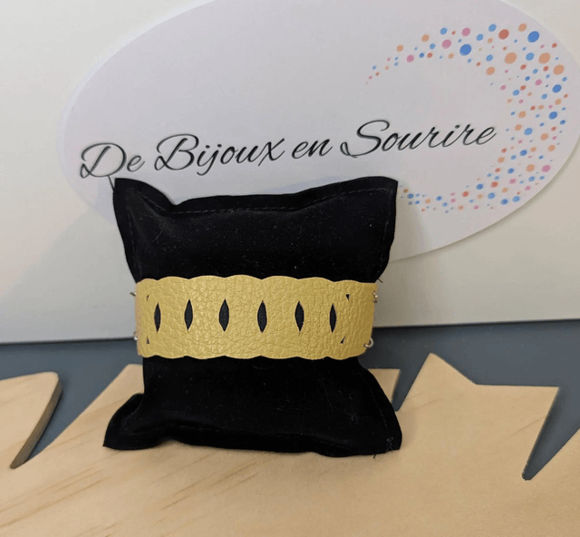 Bracelet manchette en cuir jaune, avec du tissus enduit bleu sombre (résistant), avec une chaine en argent. Le fermoir est de couleur argent.