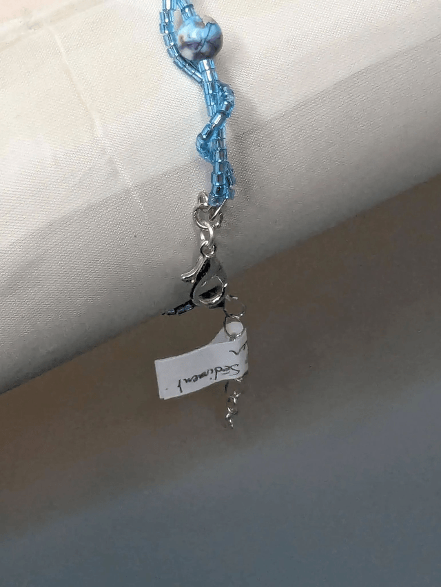 Bracelet torsadé bleu, avec des perles Miyuki en verre et des perles naturelles montées sur fil de fer. Le fermoir est de couleur argent.