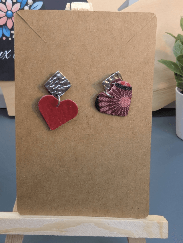 Petite boucles d'oreilles forme de cœur en similicuir rouge et en tissus enduit.
