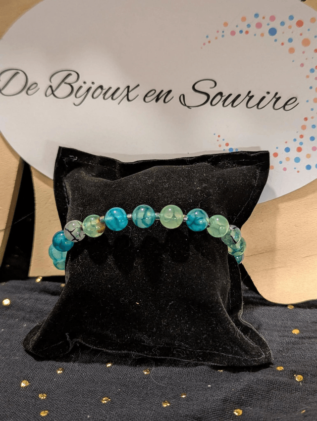 Bracelet en perles d'agate veine de dragon, perles d'espacement verte, le fermoir et la chaine fermoir sont de couleur argent.  