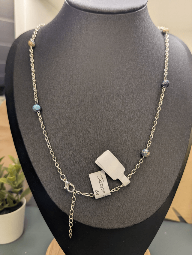 Collier mi-long avec une chaine fine en argent et des perles naturelles de jaspe de sédiment de mer. 