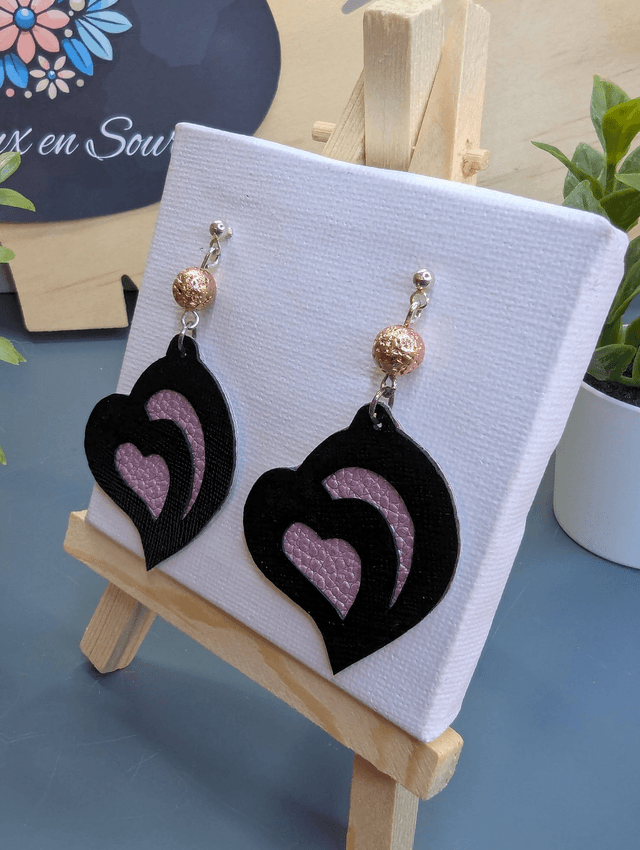 Boucles d'oreilles en cuir en forme de cœur en noire et rose avec perle naturelle. 