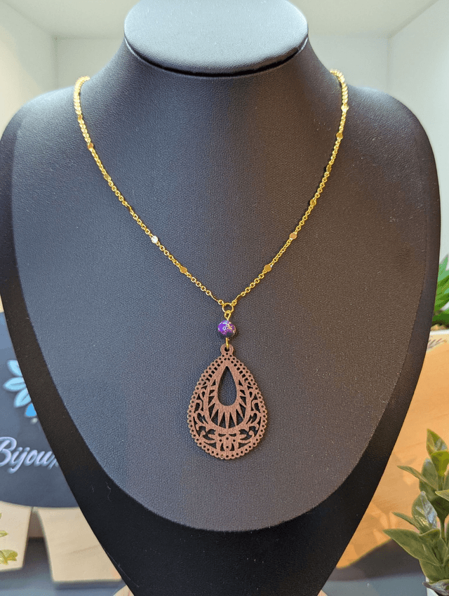 Collier court avec chaine de couleur or, pendentif en bois et perle naturelle. 