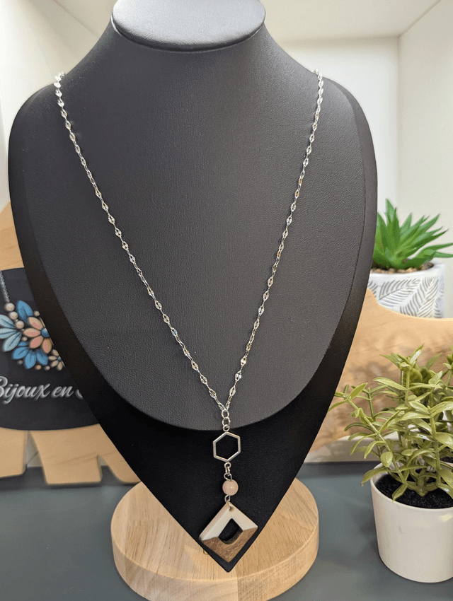 Collier long, sautoir, avec une chaine de couleur argent, perle naturelle, un pendentif en métal et pendentif en bois.