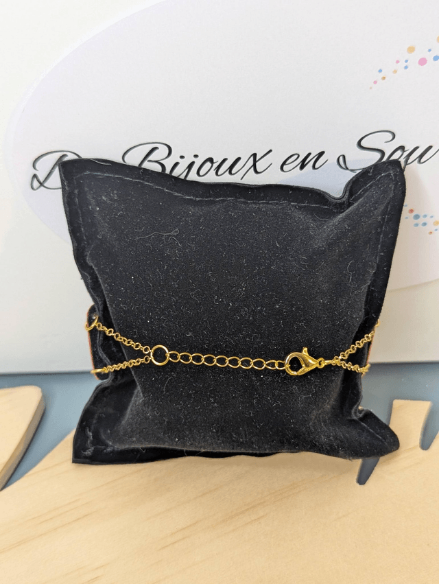 Bracelet manchette en cuir rouge, avec du tissus enduit bleu foncé (résistant), une chaine en or. Le fermoir est de couleur or.