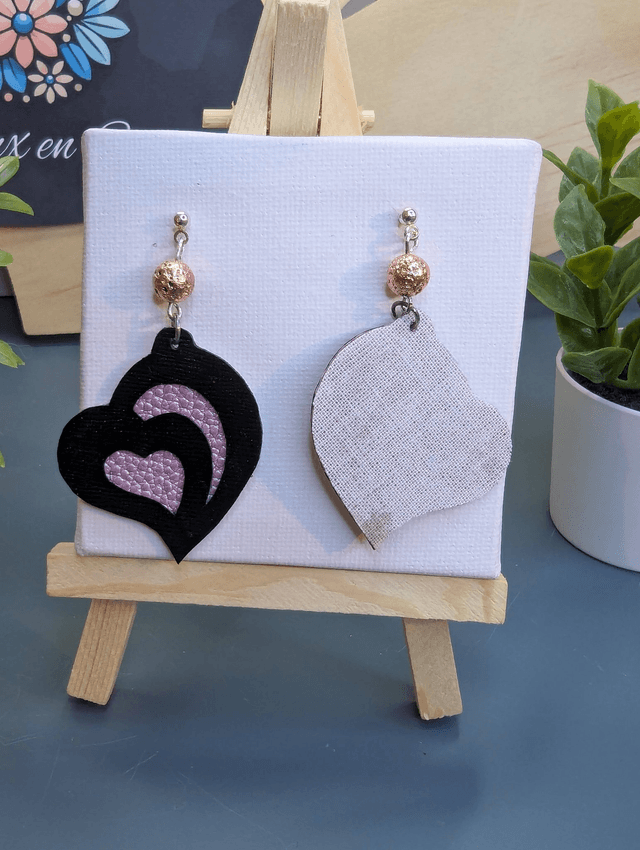 Boucles d'oreilles en cuir en forme de cœur en noire et rose avec perle naturelle. 