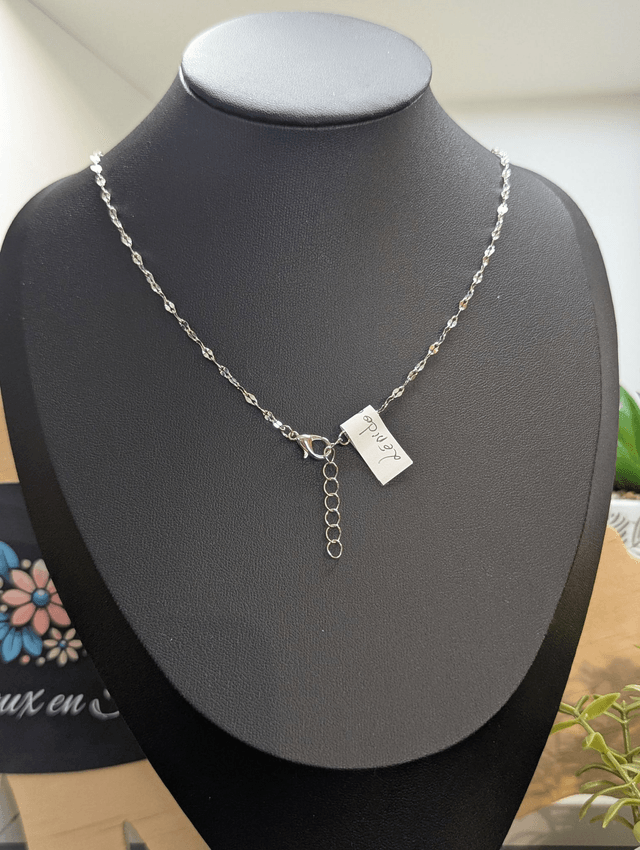 Collier long, sautoir, avec une chaine de couleur argent, perle naturelle, un pendentif en métal et pendentif en bois.