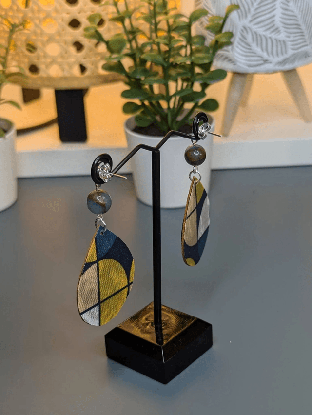 Boucles d'oreilles pendante en similicuir et tissus enduit marron noir et bleu avec des perles naturelles, le fermoir est en couleur or