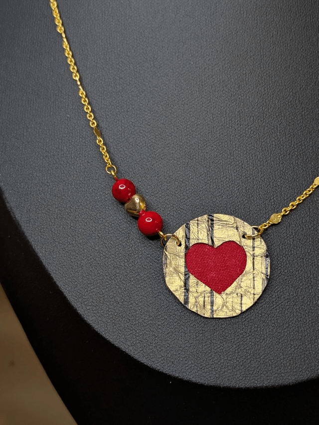 Collier long, sautoir, chaine couleur or avec pendentif cuir et tissus enduit rond et cœur, perles naturelles.