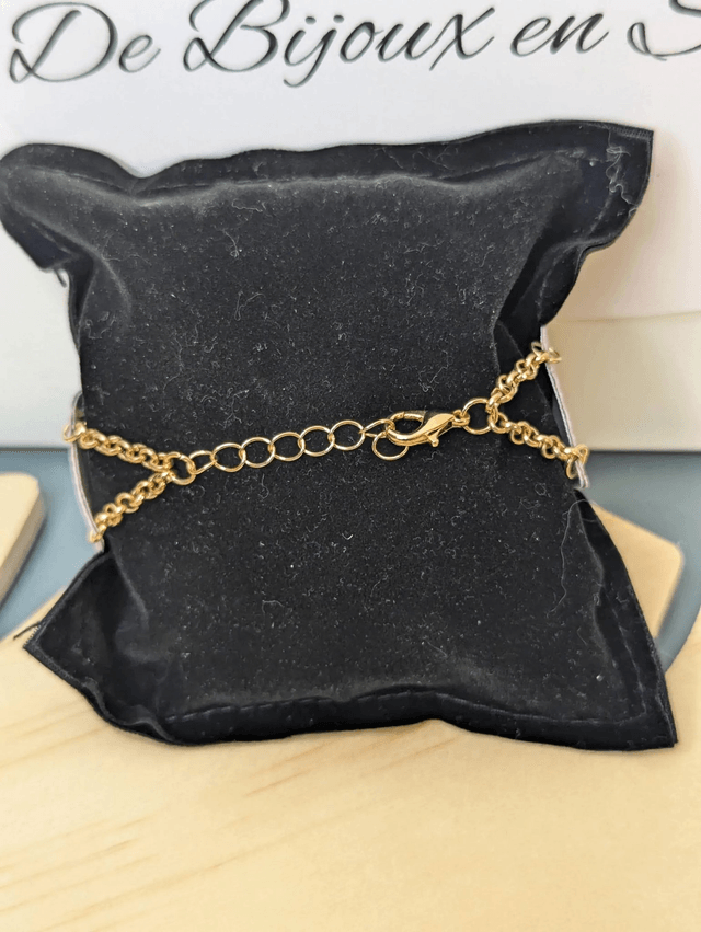 Bracelet manchette en cuir rose poudré, avec du tissus enduit blanc (résistant), une chaine couleur or. Le fermoir est de couleur or.