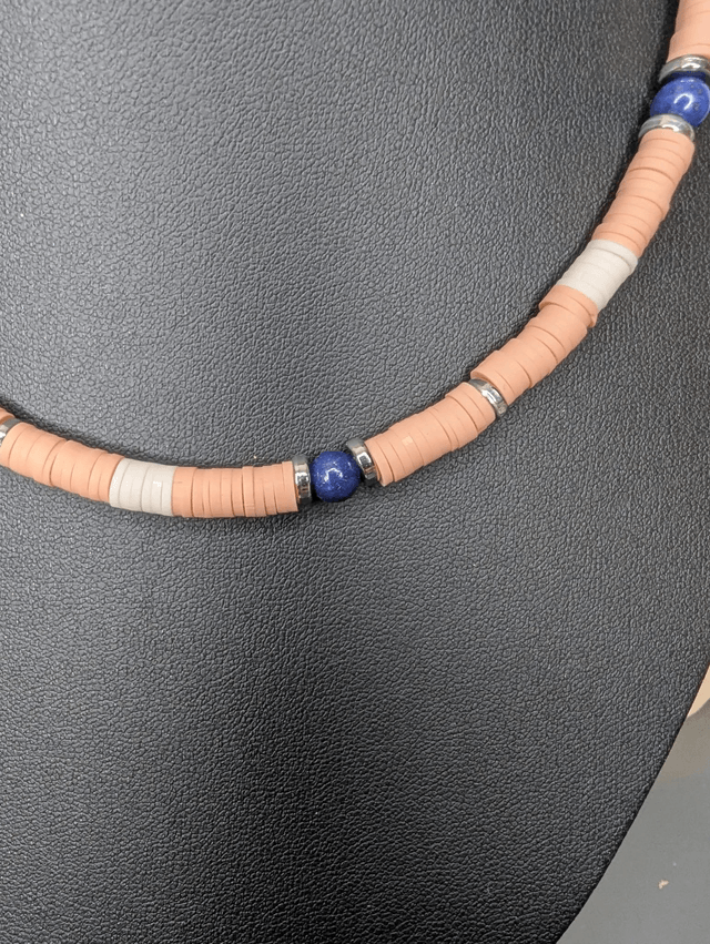 collier ras de cou avec des perles plates heishi de couleurs rose, blanc et argenté intercalé de perles naturelles. 