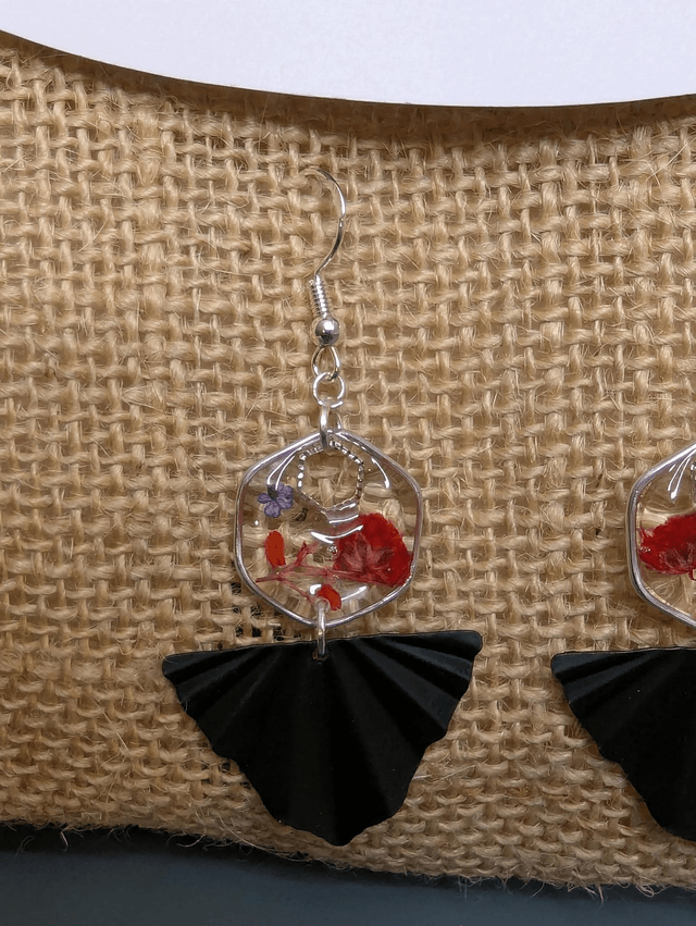 Boucles d'oreilles  avec pendentif en résine transparente avec fleurs séchés et en métal noir en triangle, fermoir argent.