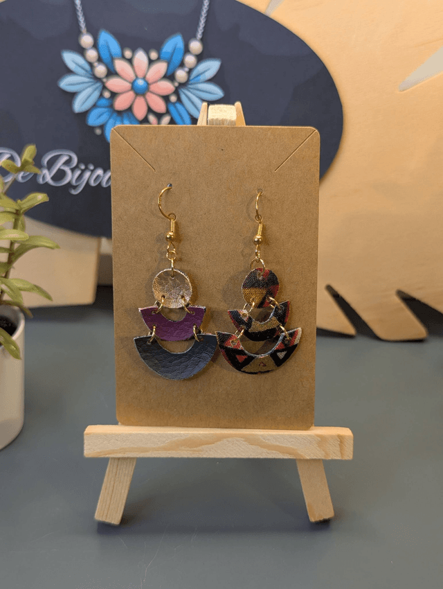 Petites boucles d'oreilles tombante en similicuir et tissus enduit. 