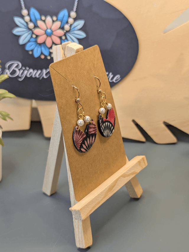 Boucles d'oreilles en tissus enduit rouge te noir et cuir vert foncé avec des perles de coquillage. 