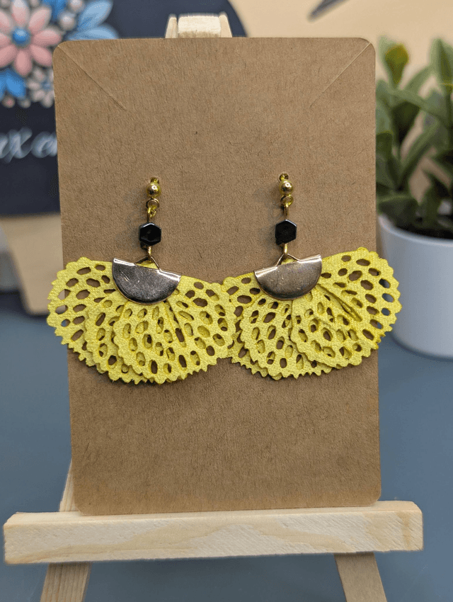 Boucles d'oreilles jaune et pierre d'hématite. 