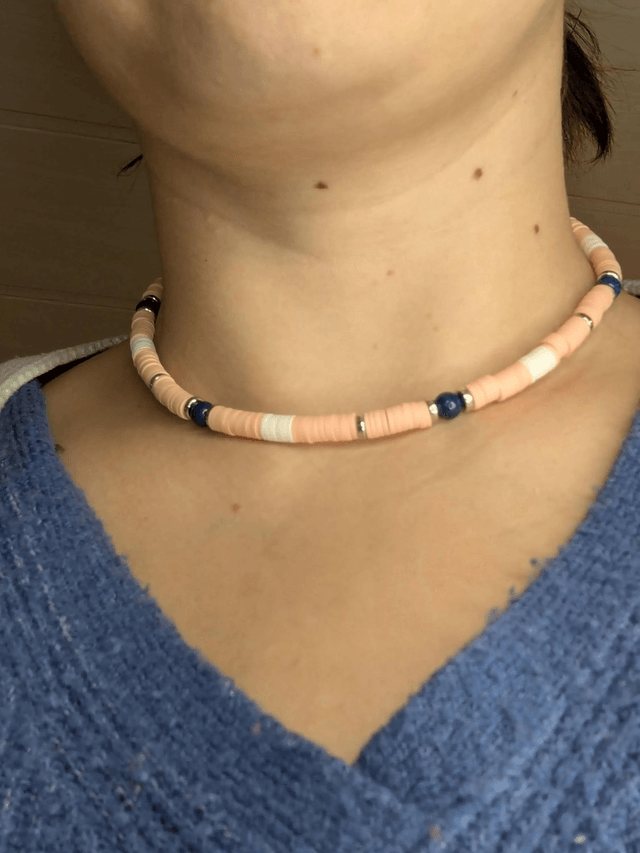collier ras de cou avec des perles plates heishi de couleurs rose, blanc et argenté intercalé de perles naturelles. 
