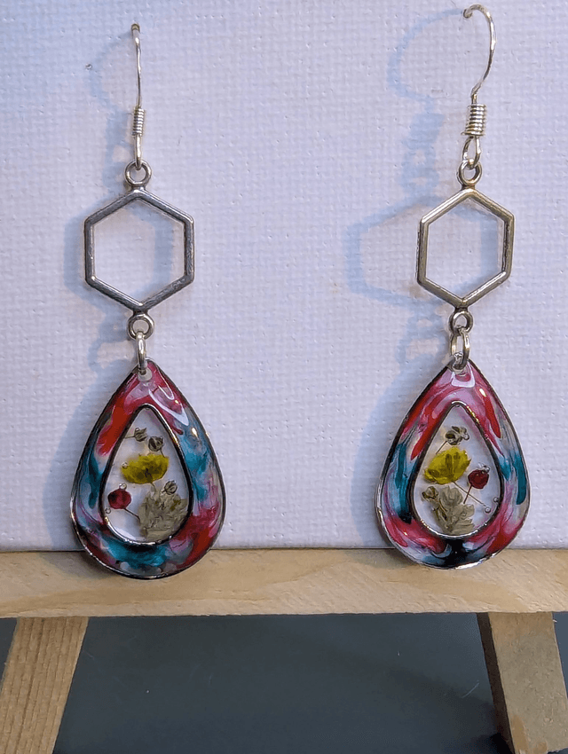 Boucles d'oreilles avec pendentif hexagonal et pendentif en résine avec fleurs séchées. 