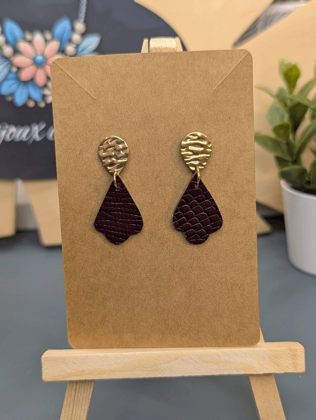 Petite boucles d'oreilles en cuir rouge bordeaux et tissus enduit, fermoir de couleur or.