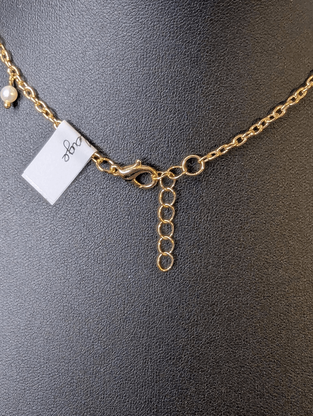 collier court avec une chaine en or fine et des perles naturelles de couleur blanc nacré, la chaine fermoir est de couleur or. 