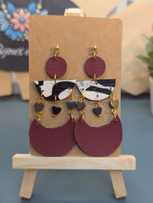 Boucles d'oreilles en cuir, similicuir rouge, tissus enduit et cœur en hématite noire.