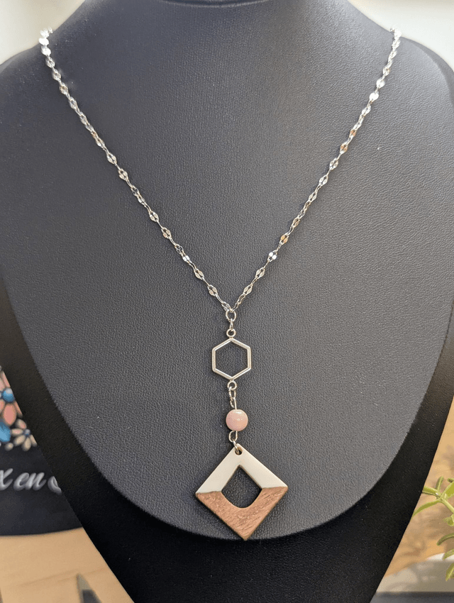 Collier long, sautoir, avec une chaine de couleur argent, perle naturelle, un pendentif en métal et pendentif en bois.