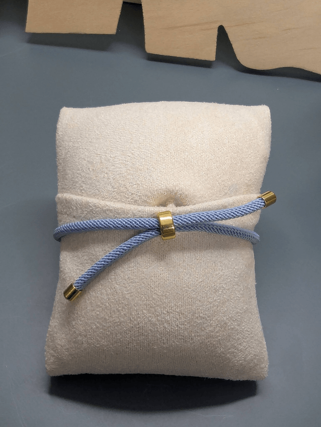 Bracelet corde ajustable bleu ciel et cœur en résine.